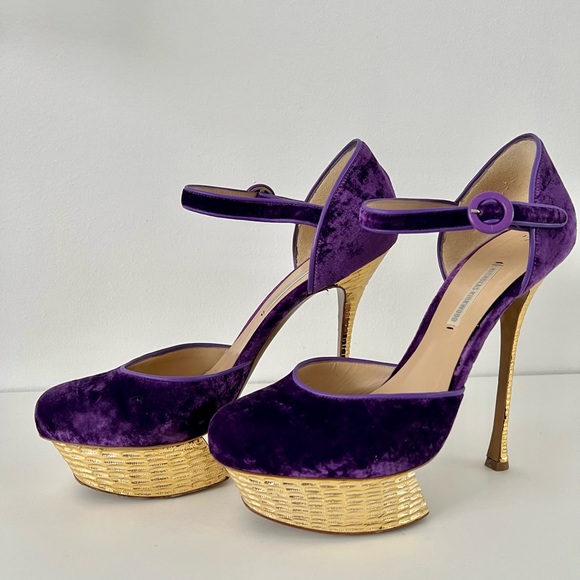 Nicholas Kirkwood purple velvet , with metallic gold heels - Picture 2 of 9